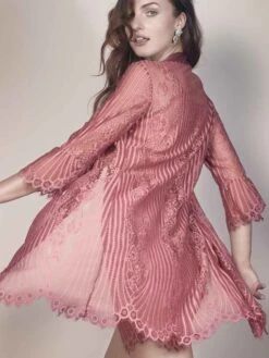 Spitze Morgenmantel JOSEPHINE Von Escora -Pink Zebra morgenmantel spitze altrosa 1709 e264 771 josephine escora 1 1