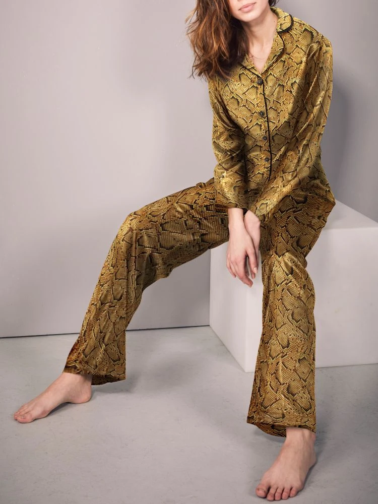 100% Seide Pyjama SERPENTE Cognac Von Eva B. Bitzer 4 100% Seide Pyjama SERPENTE Cognac Von Eva B. Bitzer – Bild 2