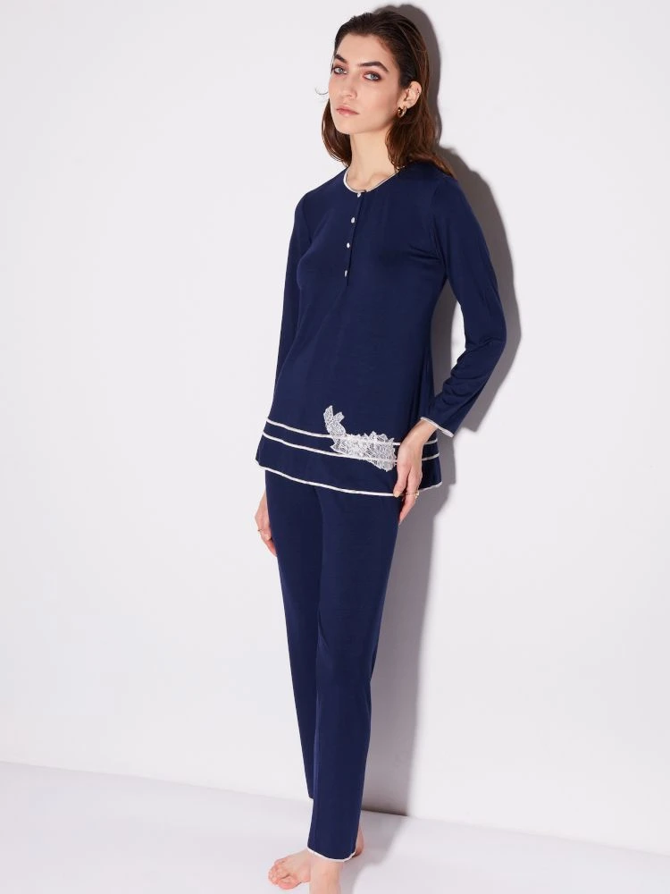 Modal Pyjama Mit Knopfleiste Von Chiara Fiorini 4 Modal Pyjama Mit Knopfleiste Von Chiara Fiorini – Bild 2