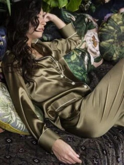 Seidenpyjama NOANE BICOLORE Von Marjolaine -Pink Zebra pyjama noane bicolor kaki naturel 4noa5502 marjolaine