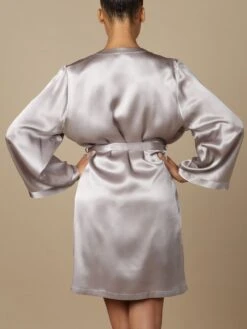 100% Seide Morgenmantel SOIE LASER Satin Von Marjolaine 23 100% Seide Morgenmantel SOIE LASER Satin Von Marjolaine -Pink Zebra seide morgenmantel laser silber soie unie marjolaine 2 8 1