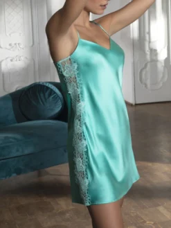 Negligé PRINCESSE IRIS Mit Makramee-Spitze In Aqua Von Lise Charmel -Pink Zebra seidenneglige princesse aqua alh1081 lise charmel 5