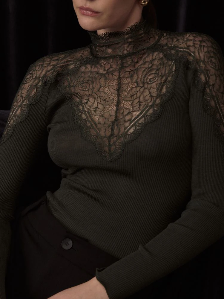 Wolle-Seide Langarmshirt Mit Floraler Spitze In Moosgrün Von Oscalito 5 Wolle-Seide Langarmshirt Mit Floraler Spitze In Moosgrün Von Oscalito – Bild 3