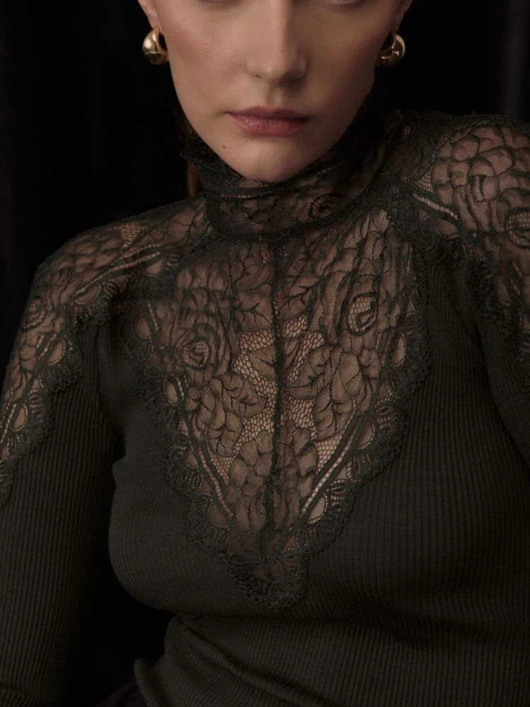 Wolle-Seide Langarmshirt Mit Floraler Spitze In Moosgrün Von Oscalito 6 Wolle-Seide Langarmshirt Mit Floraler Spitze In Moosgrün Von Oscalito – Bild 4